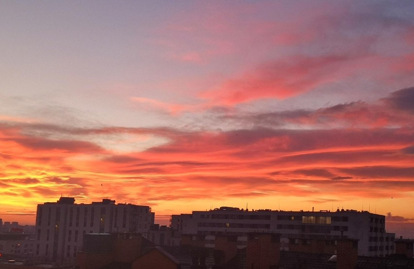 Wschód słońca w Krakowie. Niebo zrobiło się czerwone