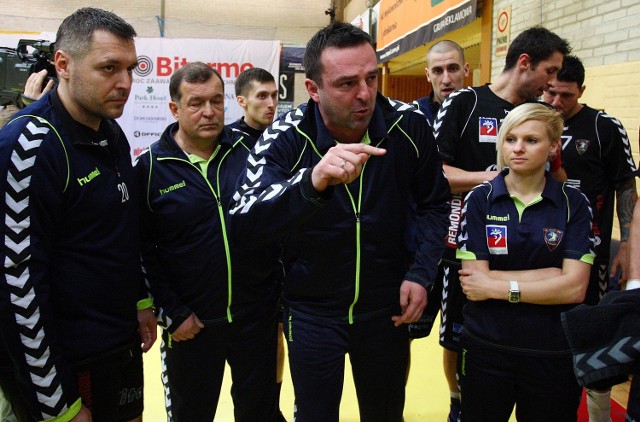 Podopieczni trenera Rafała Białego (w środku) dobrze spisali się na tle mocnego rywala.