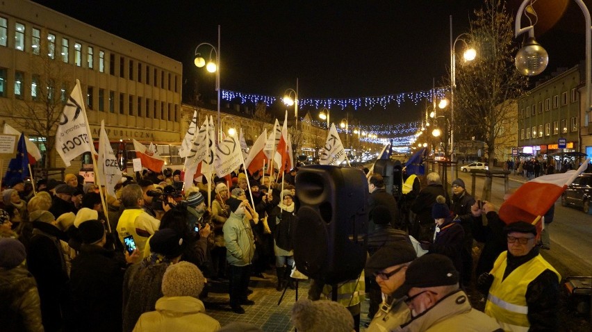 Demonstracja KOD w Częstochowie. "Demokracjo spoczywaj w...