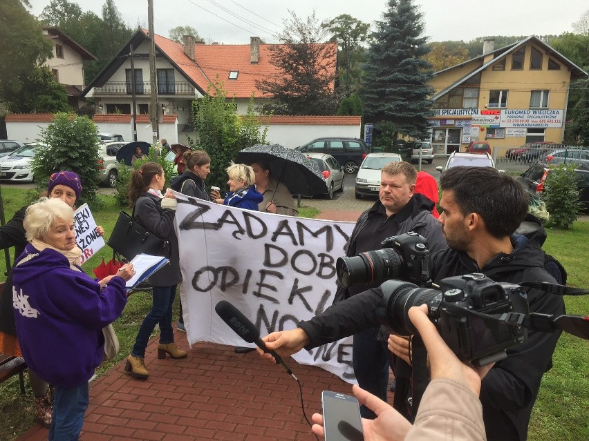 Protest mieszkańców w Wieliczce. "Maluchy też chorują. Oddajcie nam pediatrę!"