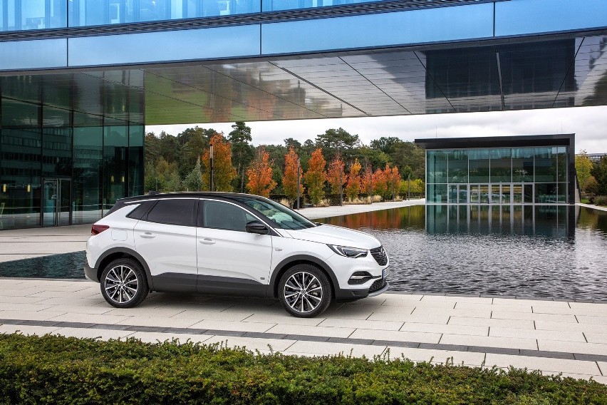 Opel Grandland X Hybrid jest dostępny w dwóch wersjach: z...