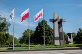 Uroczyste obchody Święta Pracy w Poznaniu. "Solidarność" złożyła kwiaty pod Poznańskimi Krzyżami