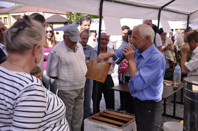 Jak wygląda praca w pasiece pokazywał między innymi Leszek Wlazłowski. 