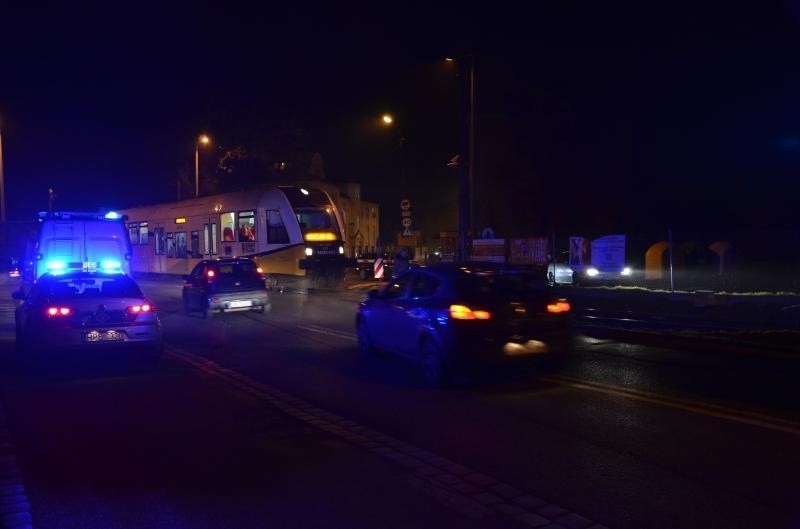 Wrocław: Ciężarówka zderzyła się z pociągiem. Zablokowany był przejazd przy stacji Zakrzów (ZDJĘCIA)