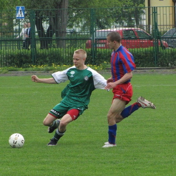 Krystian Śladewski (z prawej) strzelił gola w pierwszej połowie meczu, ale w drugiej już swojego wyczynu nie powtórzył.