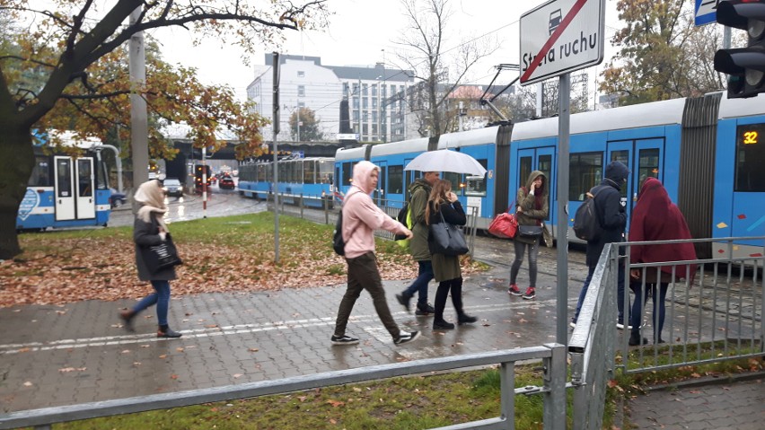 Awaria tramwaju na Borowskiej. Kierowcy mają problem z przejazdem