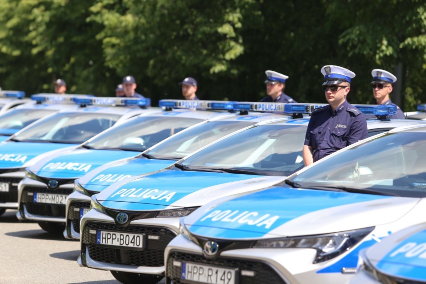 Nowe radiowozy w województwie śląskim. 54 toyoty trafiły do...