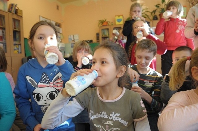 Na zdjęciu uczniowie SP 2 w Opolu podczas jednej akcji promującej picie mleka. Mimo tego zdrowa żywność w naszych szkołach wciąż jest w odwrocie.