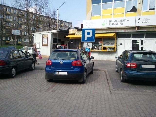 Parkowanie przed sklepem przy Warszawskiej.