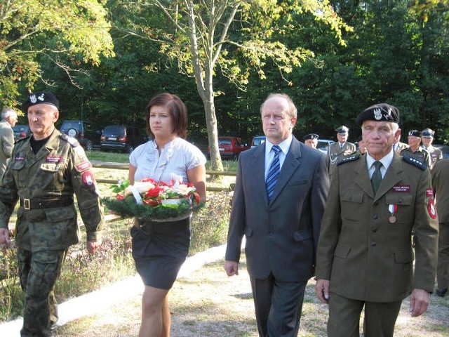   Składanie wieńców przed pomnikiem w Kuterach, gmina Brody