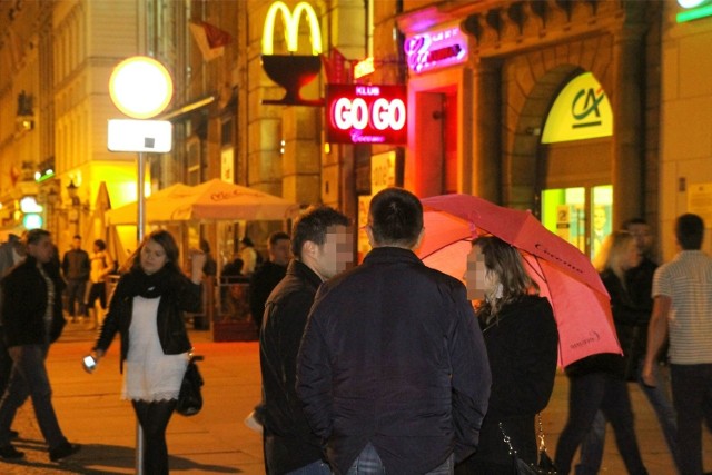 Kiedyś po Rynku krążyły dziewczyny z parasolkami, które  namawiały klientów na wizytę w klubie. Teraz są bez parasolek