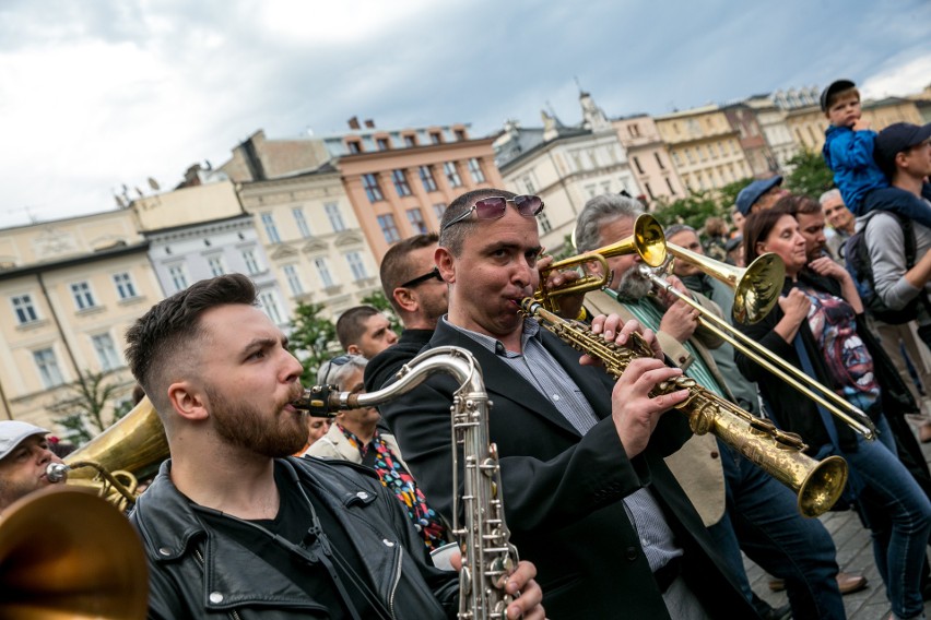 Kraków. Niedziela Nowoorleańska 2018. Koncerty jazzowe na scenie pod Ratuszem [ZDJĘCIA]