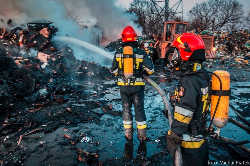 Jastrzębie-Zdrój: pożar śmieci w sortowni przy ulicy Norwida