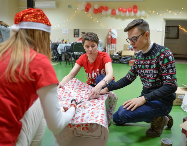 W całej Polsce trwa 19. finał Szlachetnej Paczki. 14652 rodziny znalazły swoich darczyńców. W Przemyślu Szlachetna Paczka trafi do 40 rodzin. W sobotę odwiedziliśmy przemyski magazyn w II LO.Zobacz też: Szlachetna Paczka Joanny Jędrzejczyk, Olgi Frycz i Mai Bohosiewicz