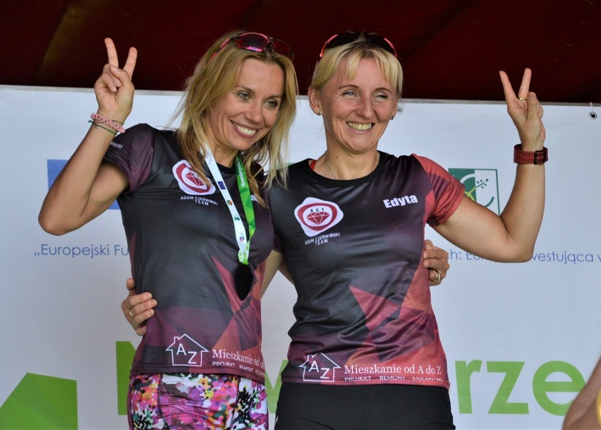 Najlepsza wśród kobiet na 11 km Anna Luty-Legutko (z lewej)...