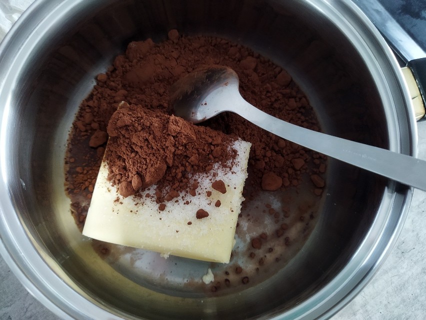 Szykujemy polewę: masło, wodę, kakao i cukier rozpuszczamy i...