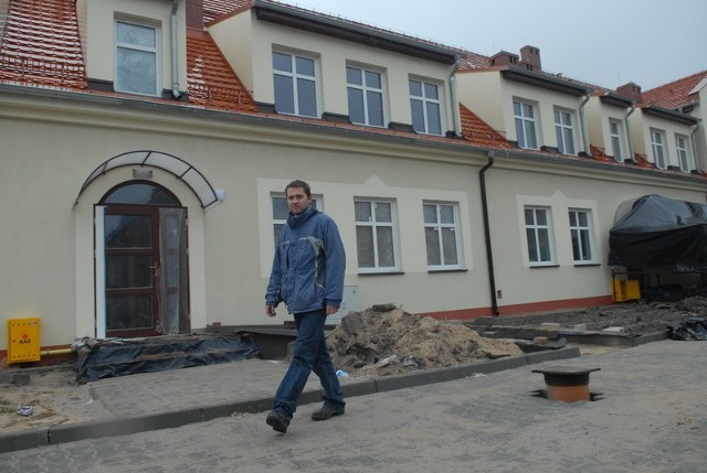 - Jeszcze kilka dni i nowe mieszkania socjalne przy ul. Armii Krajowej oddamy do użytku - zapowiada Mateusz Lubieniec, kierownik budowy, a właściwie odbudowy historycznego domu Violi