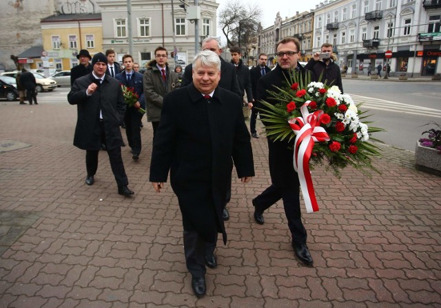 Bogdan Borusewicz, marszałek Senatu wraz z Radosławem Witkowskim złożył  kwiaty pod pomnikiem Czerwca 76.