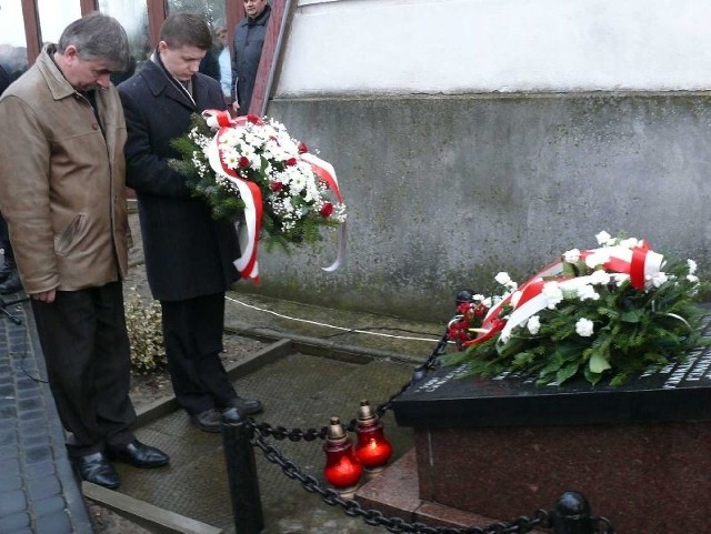 Burmistrzowie Włoszczowy &#8211; Stanisław Nowak (z lewej) i Bartłomiej Dorywalski składają kwiaty przy grobie katyńskim.