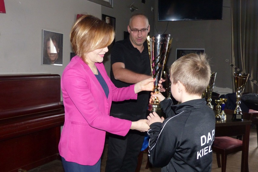 Wiceminister sportu wręczyła puchary zwycięzcom Turnieju Grudniowego w Kielcach