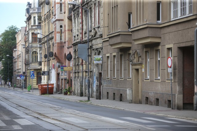 Ulica Powstańców w Chorzowie. Wkrótce rozpocznie się przebudowa ten jednej z głównych dróg w mieście.Zobacz kolejne zdjęcia/plansze. Przesuwaj zdjęcia w prawo - naciśnij strzałkę lub przycisk NASTĘPNE