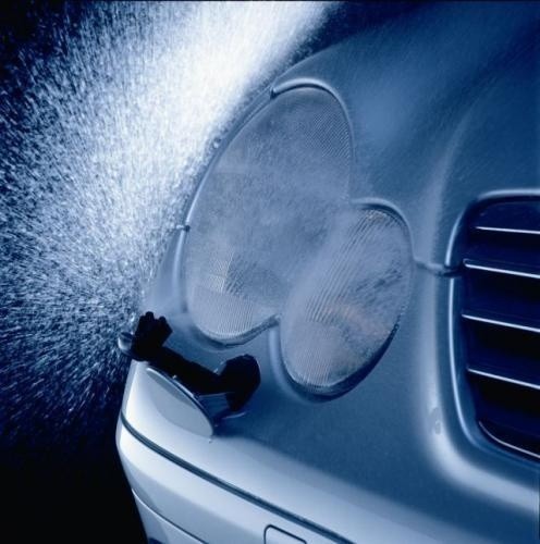 Fot. Mercedes-Benz: Spryskiwacze reflektorów montowane są...