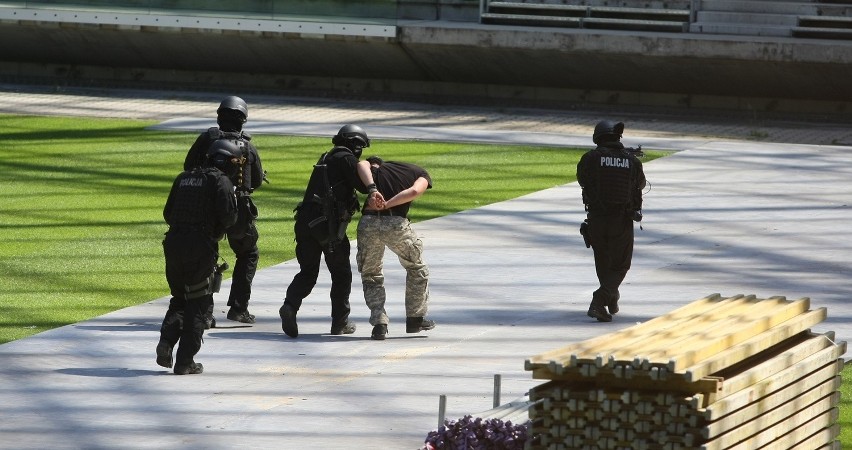 Pozorowany zamach na Stadionie Miejskim [ZDJĘCIA]