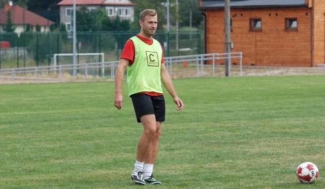 Łukasz Łakota, grający trener Victorii 2015 Skalbmierz