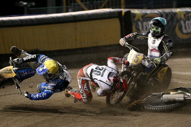 Niemiec Lukas Fienhage został mistrzem świata na długim torze, podium uzupełnili Kenneth Hansen (Dania) i Mathieu Tresarrieu (Francja). Druga i jednocześnie ostatnia w tym roku runda finałowa FIM Long Track World Championship odbyła się w Rzeszowie (wcześniej zawodnicy rywalizowali we francuskim Morizes). Zawody były bardzo emocjonujące, ale nie brakowało też groźnych momentów. Do karambolu na torze doszło m.in. w 10. wyścigu. Jak informuje portal sportowefakty.wp.pl, jadący na prowadzeniu Tomas H. Jonasson zanotował uślizg na pierwszym łuku. Wpadli w niego Max Dilger i Theo Pijper. Na tor wyjechała karetka, ale na szczęście obyło się bez poważnych urazów. Zobaczcie zdjęcia z rywalizacji -> -> -> ->