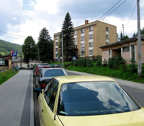 Ulica Bełska w Ustrzykach Dolnych. Miejsca postojowe wzdłuż jezdni w pobliżu budynku starostwa (gmach na zdjęciu). Dalej jest parking, ale płatny.
