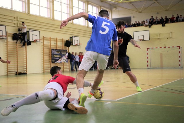 Bang dokonał bezprecedensowej sztuki, bo jako pierwszy 3 razy z rzędy wygrał piłkarskie  trójki w Kielcach.