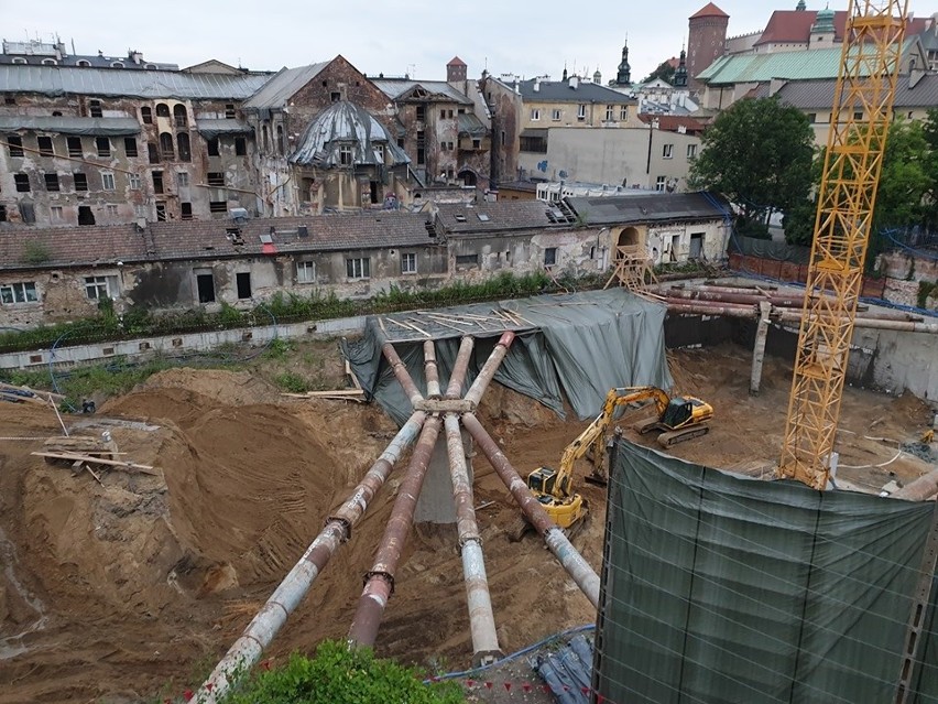Kraków. Starą studnię i relikty dawnego budynku odkryto podczas prac przy budowie Angel Stradom
