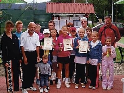 Uczestnicy i organizatorzy wakacyjnego turnieju tenisa ziemnego w Myślenicach Fot. archiwum MOS