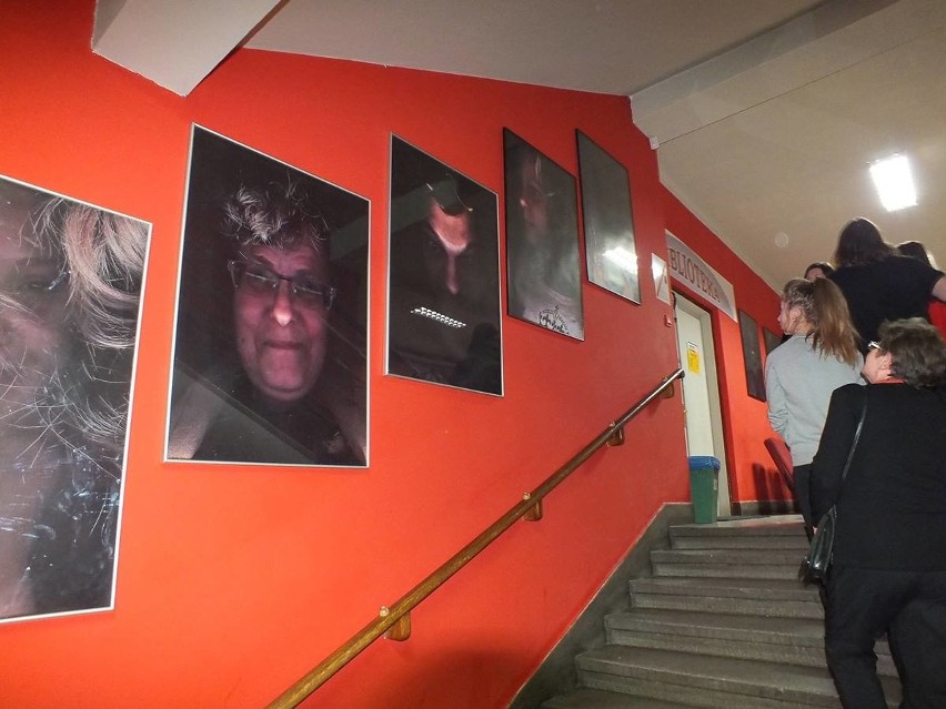 Portrety można oglądać wchodząc po schodach w Starachowickim...