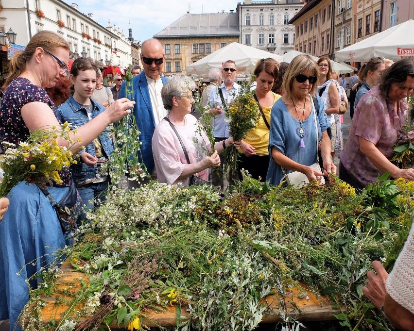 Cudowna Moc Bukietów w święto Matki Możej Zielnej na Małym Rynku w Krakowie