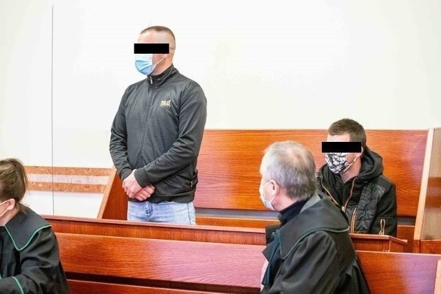 33-latek (z lewej) odpowiadał przed sądem głównie za podżeganie, a jego 10 lat młodszy szwagier, za podpalenia. Żaden nie pojawił się na ogłoszeniu wyroku.