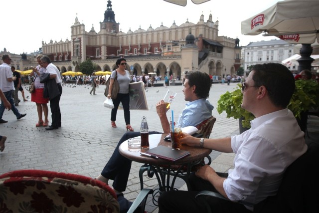 Restauratorzy za metr kwadratowy chodnika zajętego pod stolik płacą 1,2 zł dziennie. Grupa radnych dzielnicy uważa, że to stanowczo za mało.