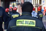 Kraków. Młody mężczyzna rzucał się na tory i kładł przed jadącymi tramwajami. Interweniowała straż miejska. 30-latek zmarł