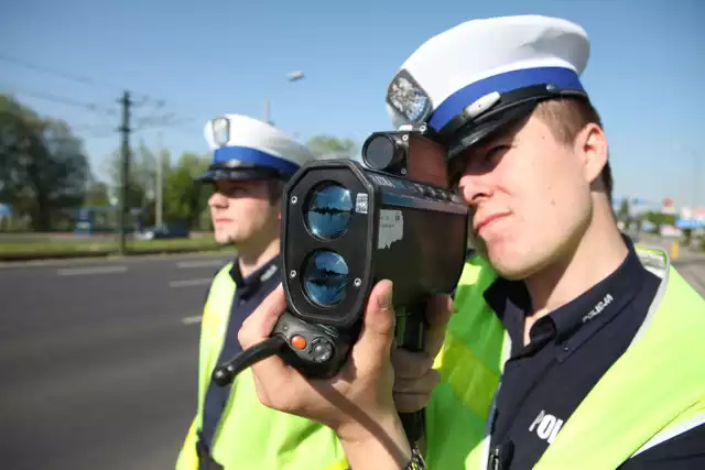 Policjanci zatrzymali kierowcy prawo jazdy.