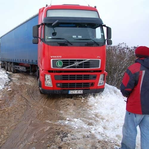 Po południu udało się w końcu podnieść tira z torów.