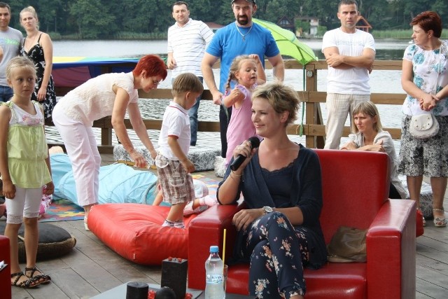 Aneta Todorczuk-Perchuć na molo podczas imprezy z maluchami i ich mamami.