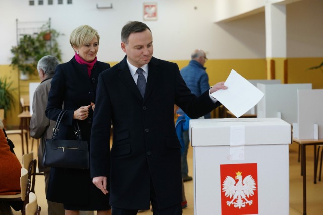 Para prezydencka oddaje głos w wyborach w Szkole Podstawowej nr 109 w Krakowie