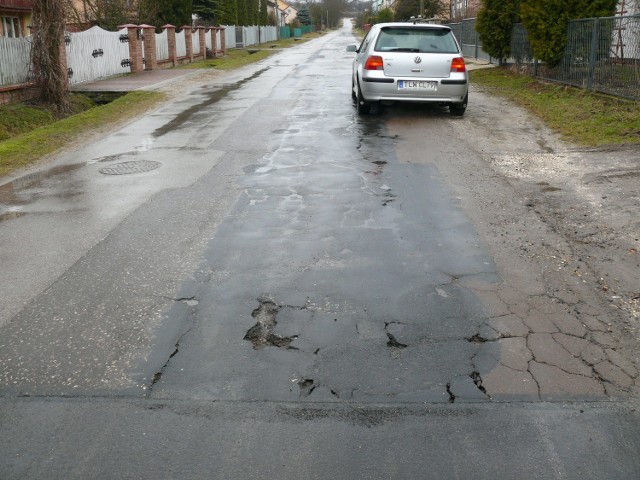 Przebudowa drogi gminnej w Występach rozpocznie się od tego miejsca, i dalej przez całą miejscowość, w tym przejazd kolejowy, aż do skrzyżowania z drogą powiatową w Cieślach.