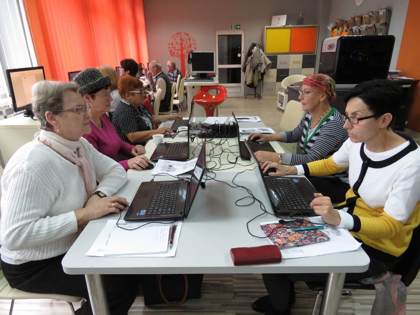 Seniorzy z Piekar na kursie komputerowym