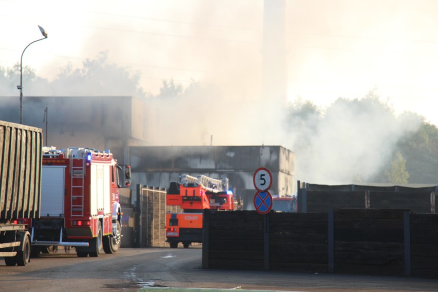 Pożar składowiska złomu w Radzionkowie. Ogień wybuchł w hali...