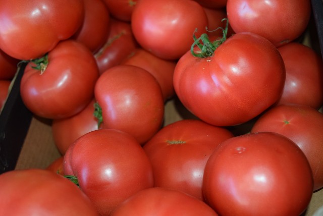 Odwiedziliśmy plac Balcerowicza w Rzeszowie. Podajemy ceny owoców i warzyw.Pomidory Malinowe – 2,50zł/kg