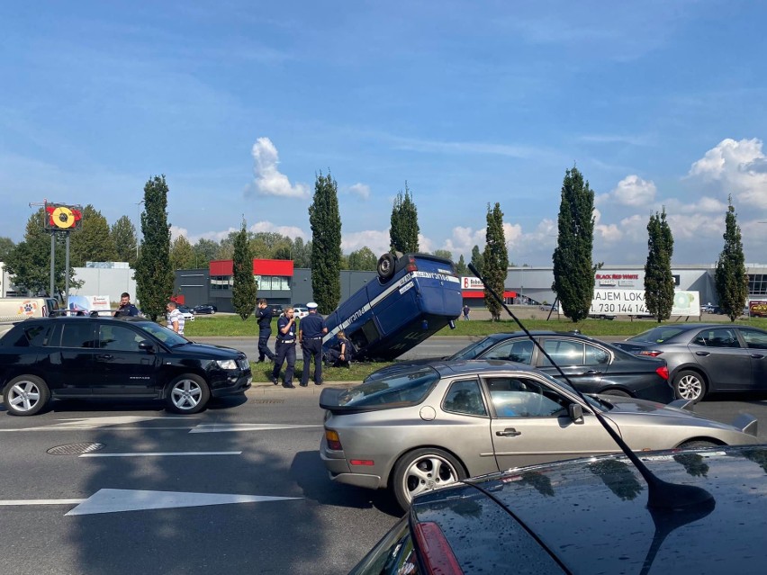 Dachowanie radiowozu na ul. Struga w Szczecinie