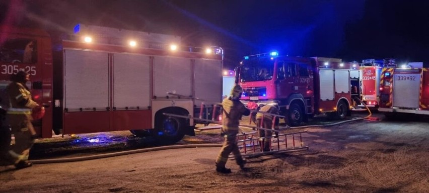 Nocny pożar w Kozubszczyźnie pod Lublinem. Straty sięgają 60 tys. zł. Zobacz zdjęcia z działań strażaków
