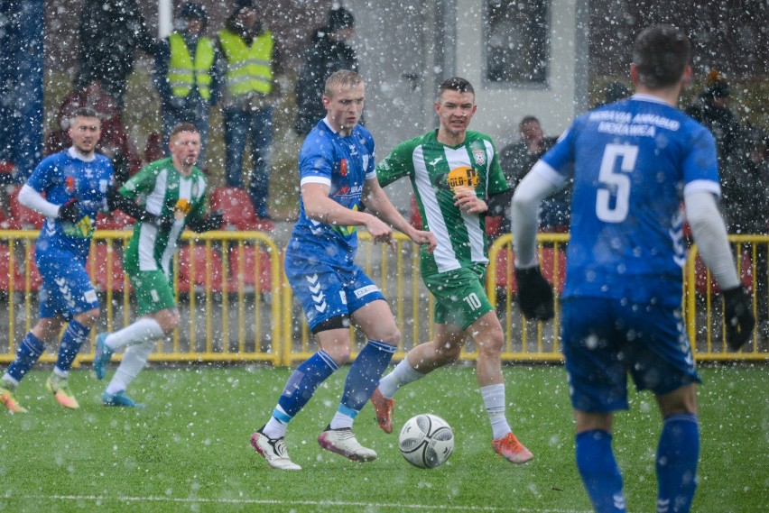 Hummel 4 Liga. Wysokie zwycięstwo GKS Rudki z Moravią Anna-Bud Morawica. Fatalne warunki atmosferyczne. Zobaczcie zdjęcia z meczu