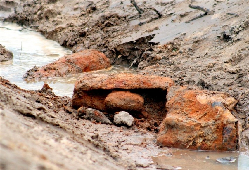 Saperzy zabrali bombę lotniczą wykopaną przez robotników pod Radomiem (zdjęcia) 